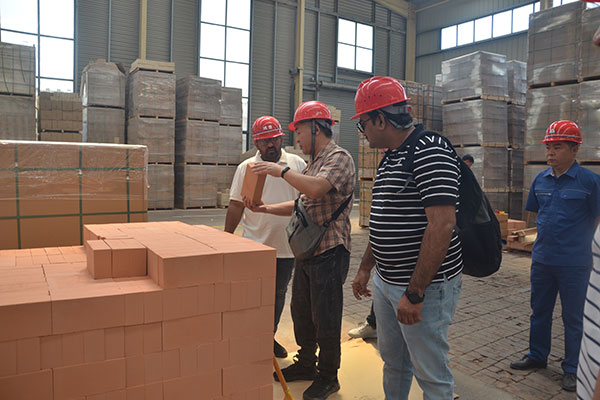 印度客戶對(duì)耐火磚進(jìn)行考察