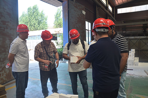 印度客戶對(duì)輕質(zhì)保溫磚進(jìn)行考察