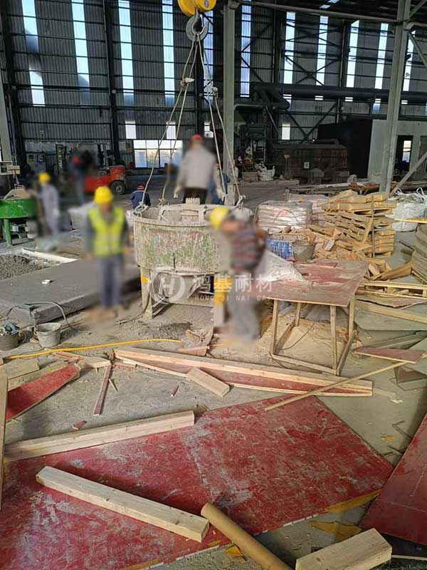 鋁熔煉爐施工現(xiàn)場(chǎng)